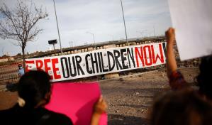 Abre en base militar en Texas el que se espera sea el centro migratorio más grande de EE. UU.