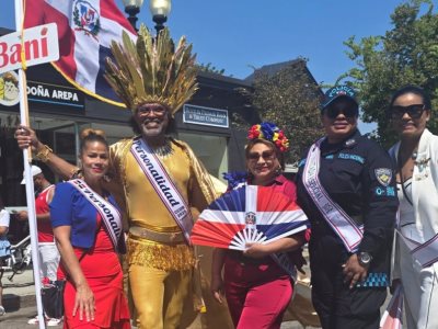 Colorido desfile dominicano en Boston