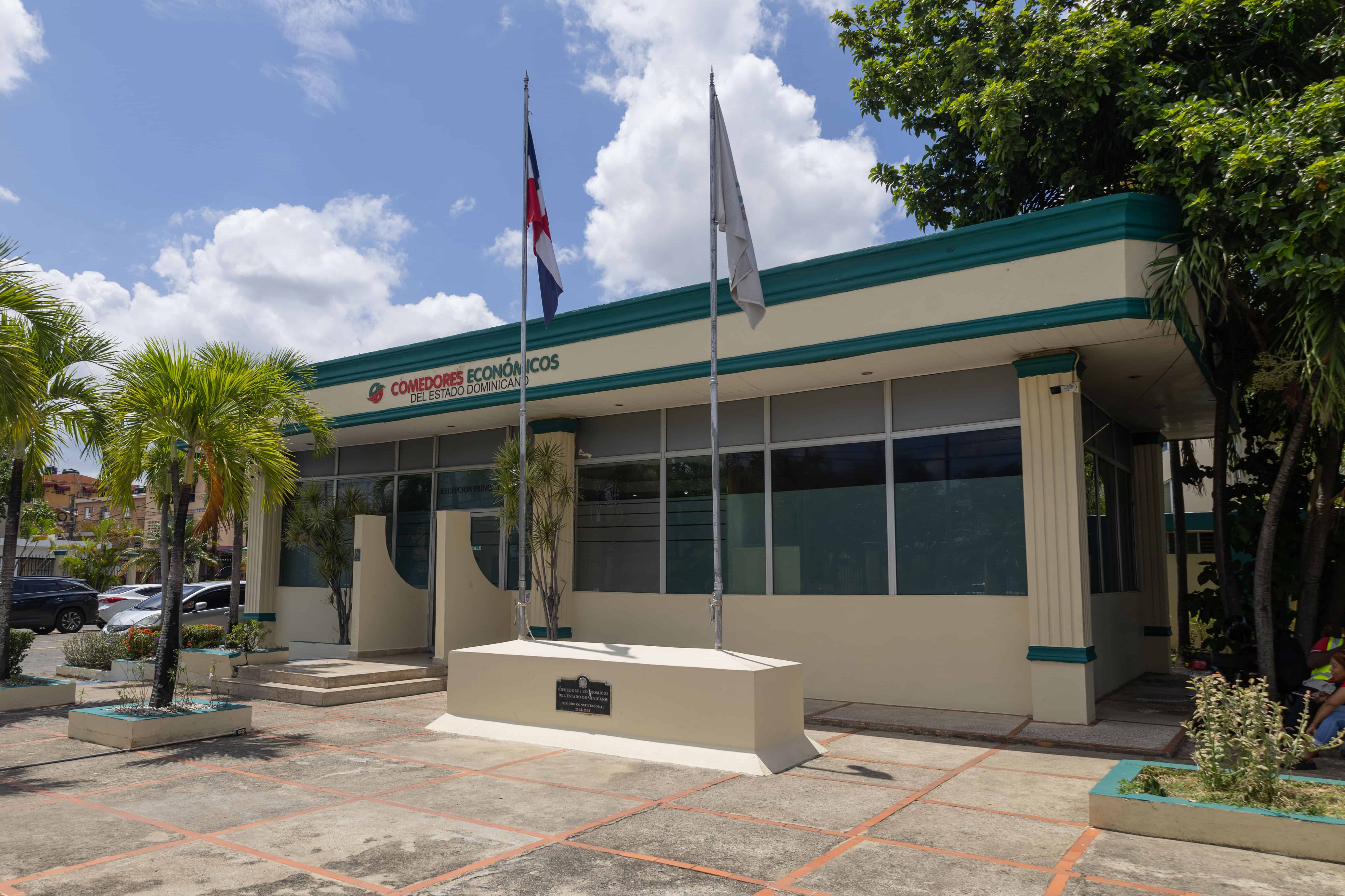 Oficina principal de Los Comedores Económicos en la avenida San Vicente de Paul, Los Mina.
