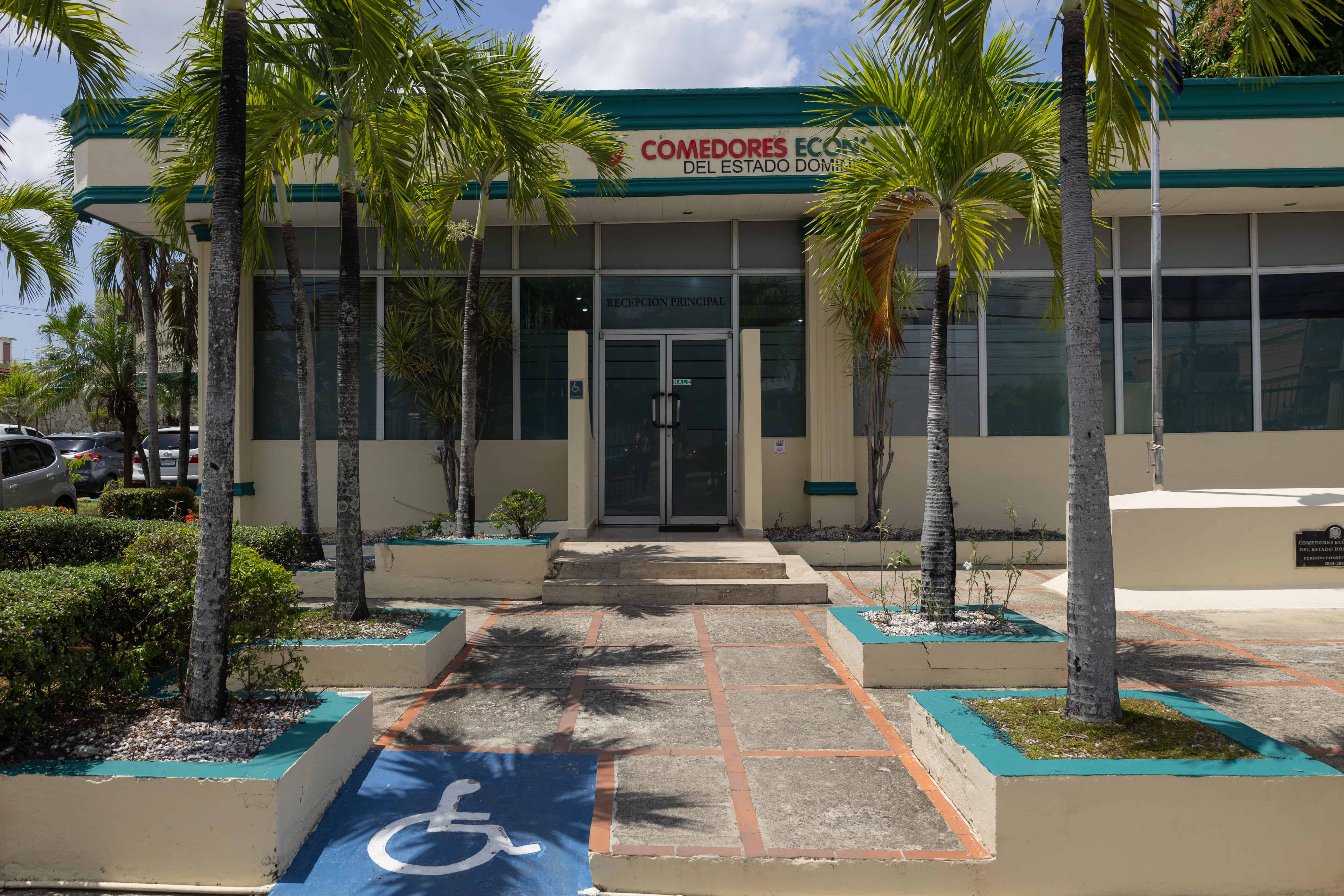 Fachada de ls oficinas de los Comedores Economicos del Estado.