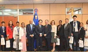 Banco Central recibe a estudiantes dominicanos destacados en España