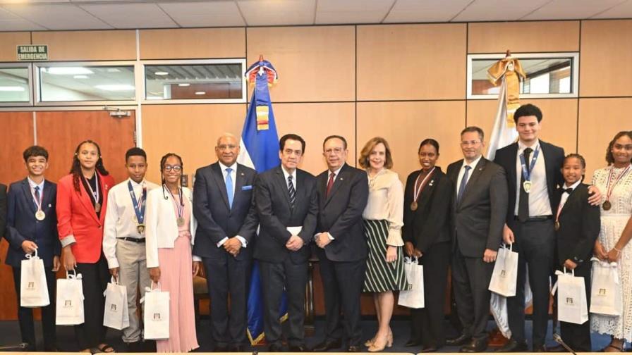 Banco Central recibe a estudiantes dominicanos destacados en España