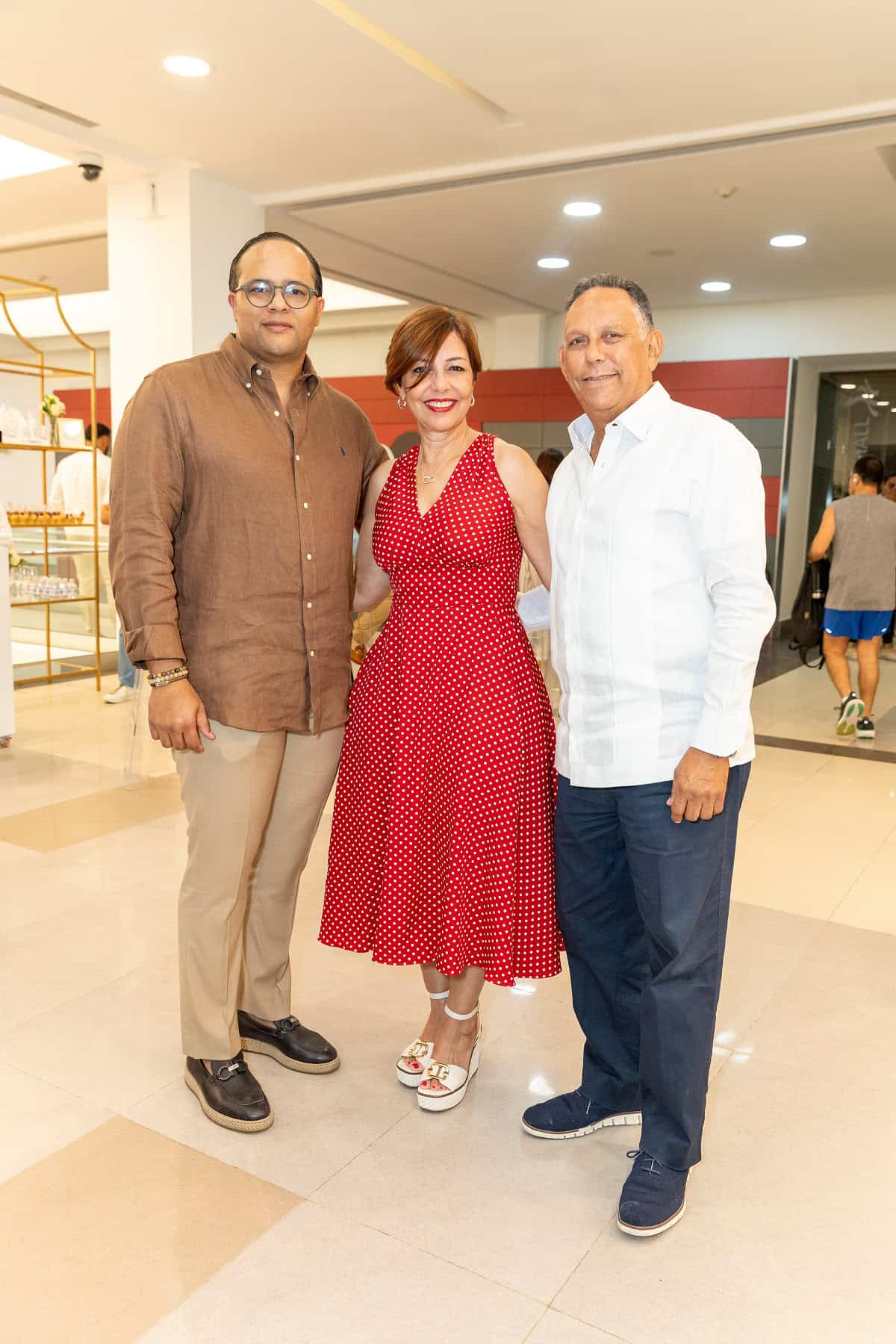 El doctor Rafael Santos Pelegri´n, Miguelina Camilo y Franklin Cruz.
