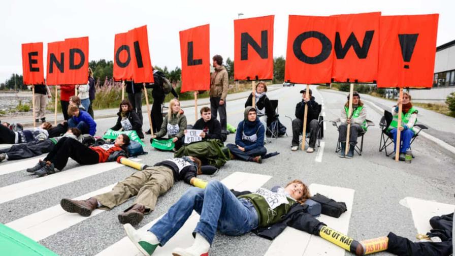 Unos 200 ecologistas, incluida Greta Thunberg, bloquean la principal refinería de Noruega
