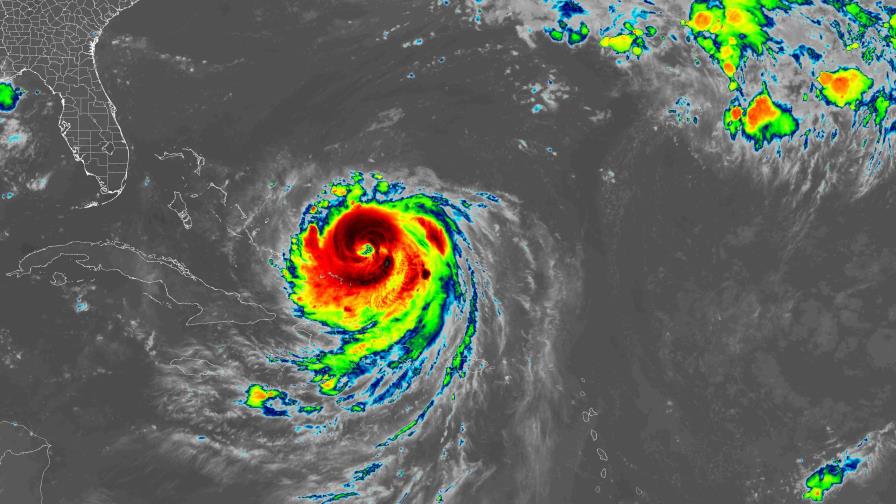 EE. UU. ordena evacuaciones en Carolina del Norte por dramático aumento del huracán Erin
