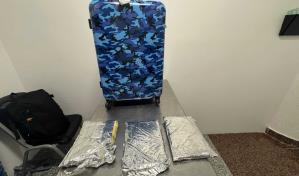 Ocultas en una maleta, extranjero intentó viajar a España con tres láminas de presunta cocaína