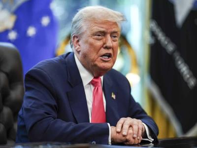 Donald Trump junto a policía y ejército en Washington