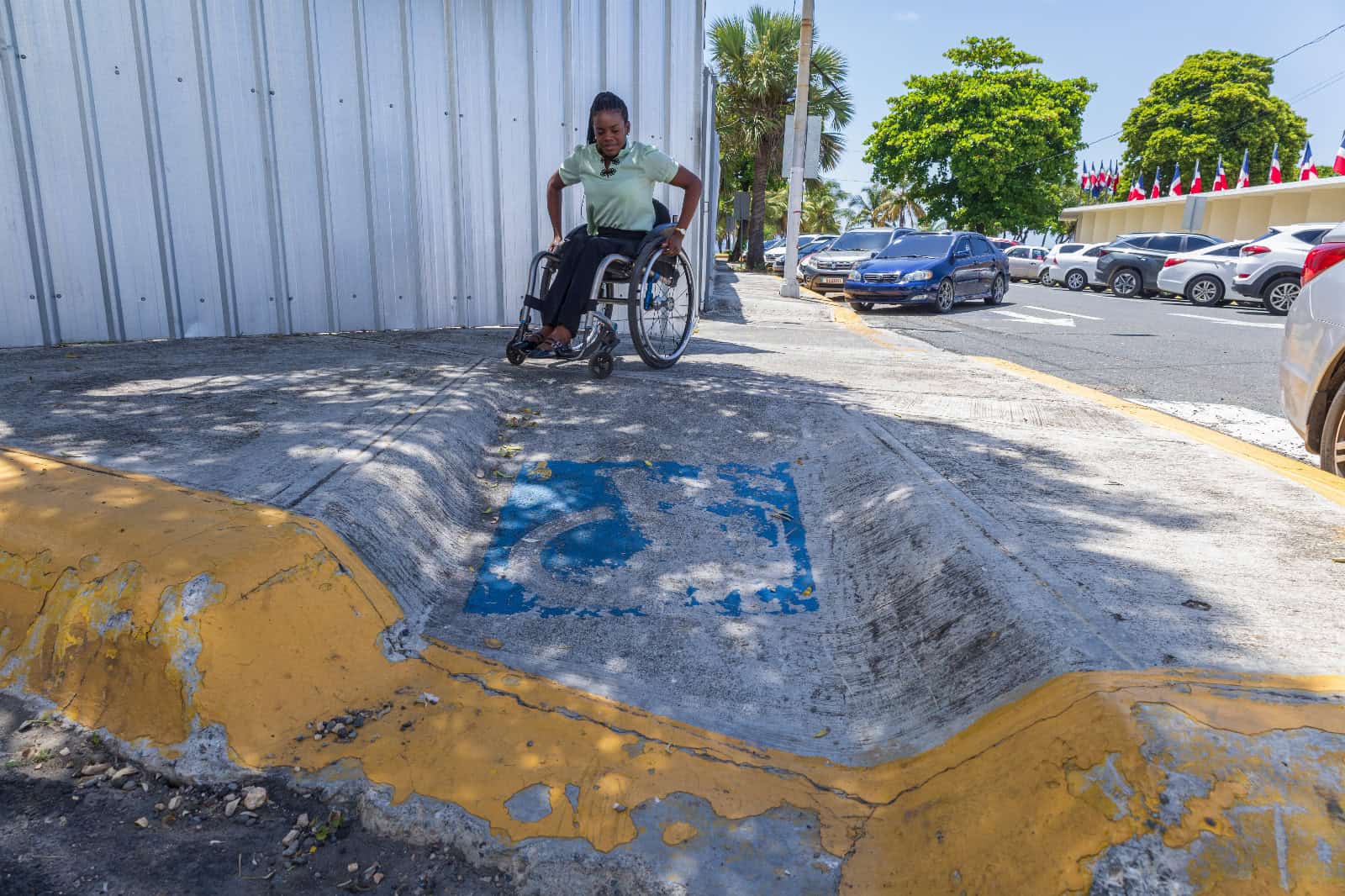 Patricia Ramírez baja por una rampa.