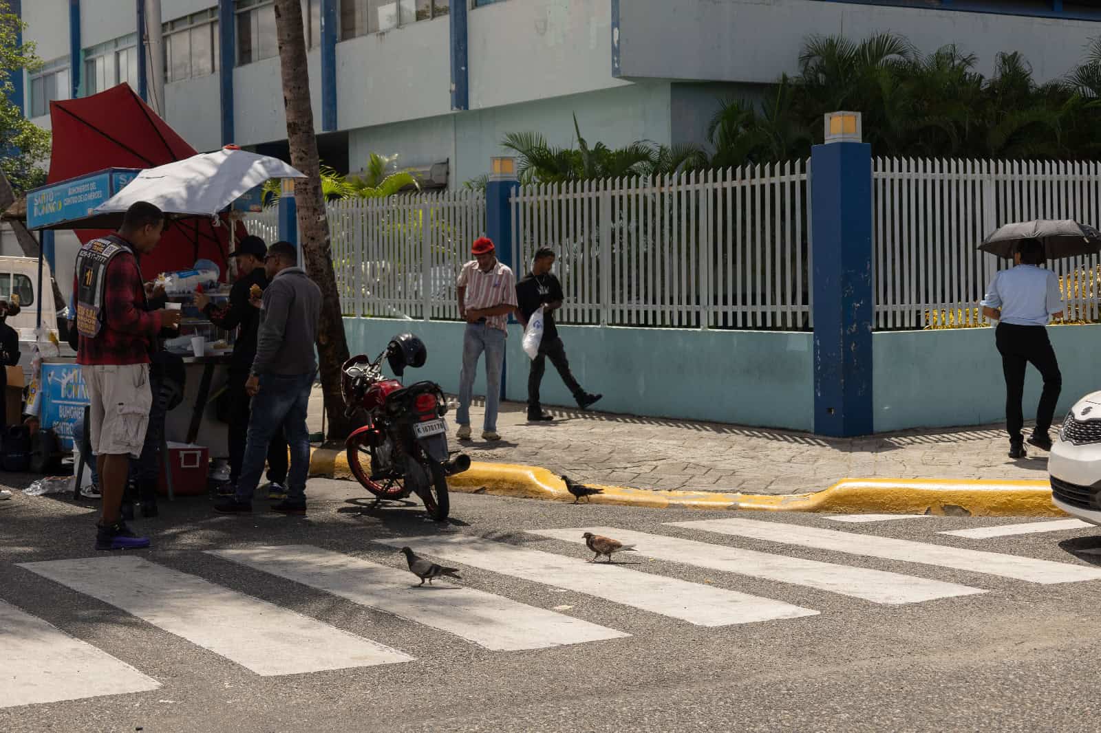 Una rampa para personas con discapacidad con obstáculos.