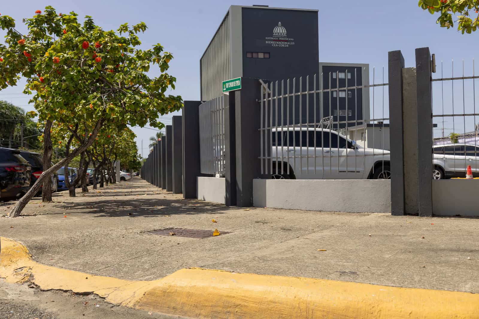 Una rampa para personas con discapacidad con irregularidades en el borde.