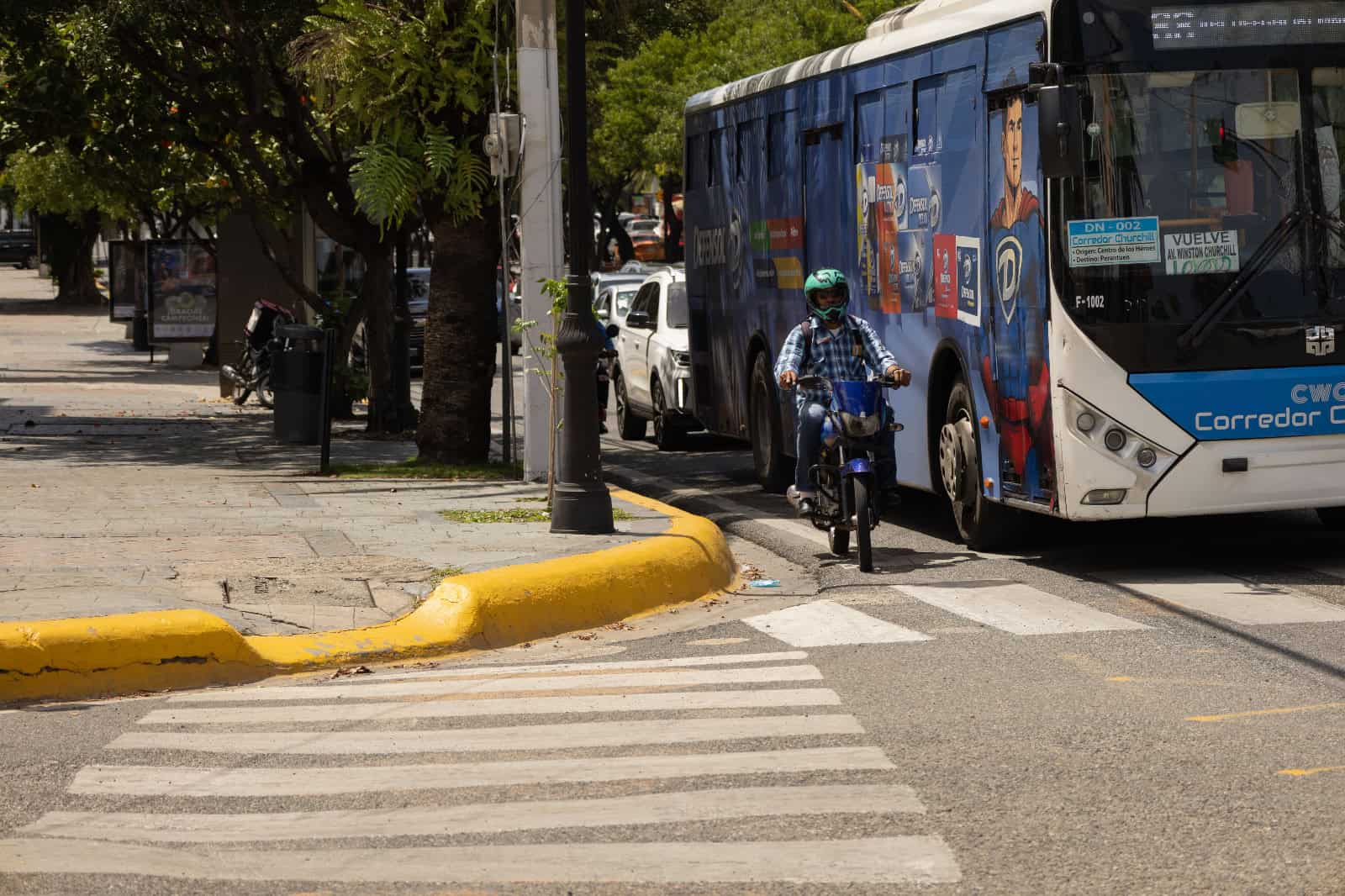 Una rampa para personas con discapacidad a un nivel superior al de la calle.