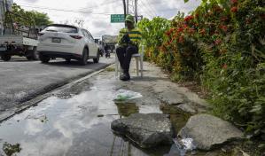 Fuga de agua deteriora acera y pone en riesgo a peatones en la avenida Buenaventura Freites