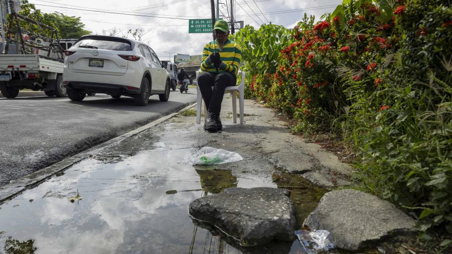 Fuga de agua deteriora acera y pone en riesgo a peatones en la avenida Buenaventura Freites Fuga de agua deteriora acera y pone en riesgo a peatones en la avenida Buenaventura Freites