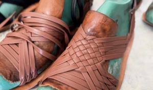 Artesanos mexicanos reclaman apropiación cultural de Adidas por sandalias tradicionales