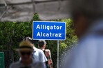 Denuncian abusos contra detenidos en centro migratorio "Alligator Alcatraz" en Florida