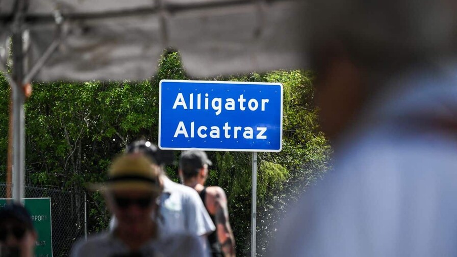 Denuncian abusos contra detenidos en centro migratorio "Alligator Alcatraz" en Florida