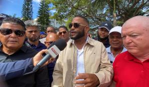 Apresan a dirigentes choferiles en Santiago durante manifestación frente a la alcaldía