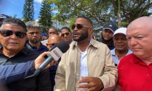Apresan a dirigentes choferiles en Santiago durante manifestación frente a la alcaldía