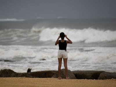 El huracán Erin se debilita a categoría 2 pero amenaza a EE. UU.