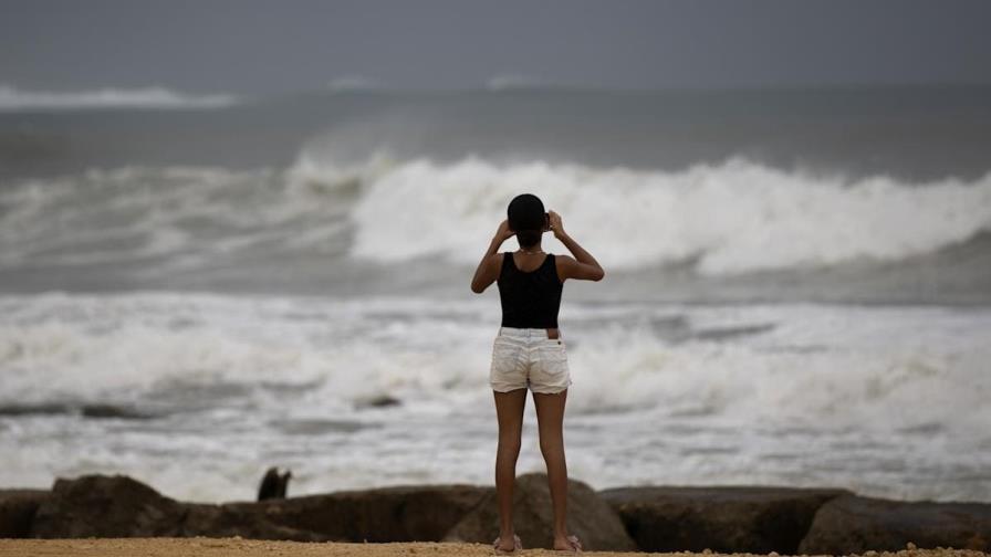 El huracán Erin se debilita a categoría 2 pero amenaza la costa este de EE. UU. y Canadá El huracán Erin se debilita a categoría 2 pero amenaza la costa este de EE. UU. y Canadá