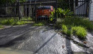 Aguas cloacales invaden vivienda en la calle Eugenio Deschamps: claman por solución urgente