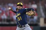 Freddy Peralta silenció a los Cubs y llegó a 15 victorias