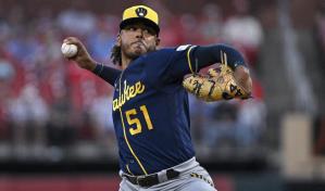 Freddy Peralta silenció a los Cubs y llegó a 15 victorias