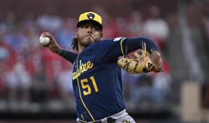 Freddy Peralta poncha a ocho pero sale sin decisión en derrota de los Cerveceros ante Filis