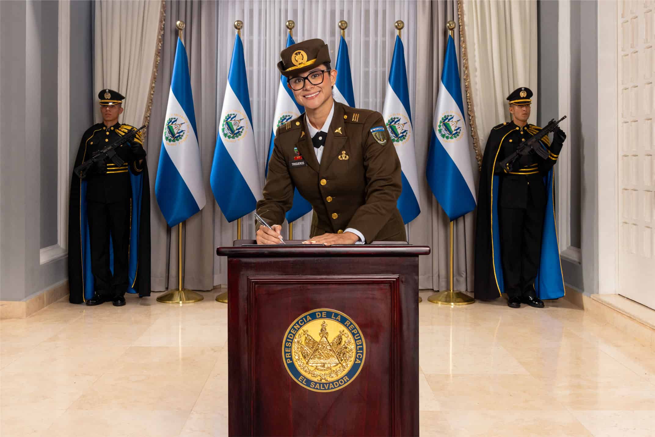 Ministra de Educación de El Salvador es una capitana que ordena duras medidas para la vuelta a clase