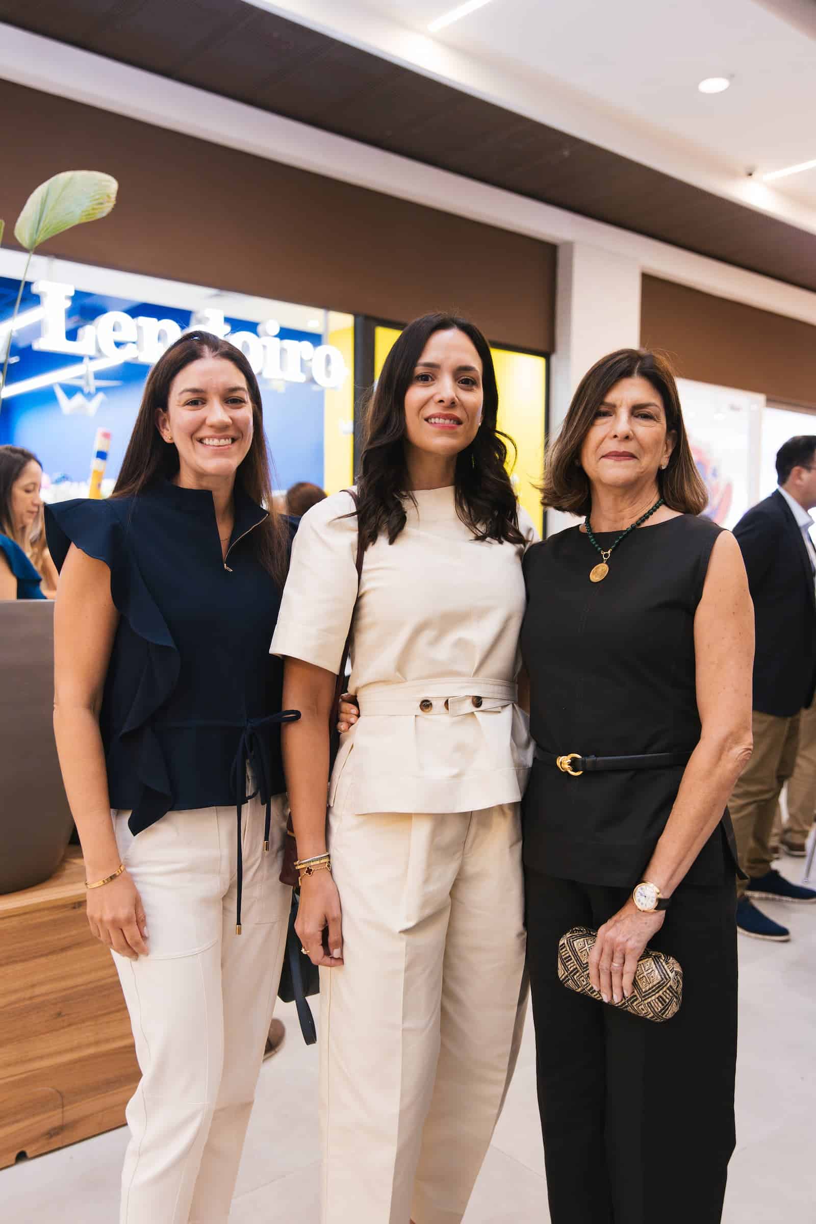 Xiomara Moscoso, Lía Perelló y Maly Moscoso. 