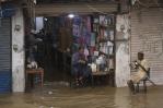 Aumentan a 739 los muertos en Pakistán, con Karachi paralizada por las lluvias