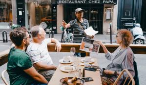 El último vendedor ambulante de periódicos de París resiste tras medio siglo de oficio
