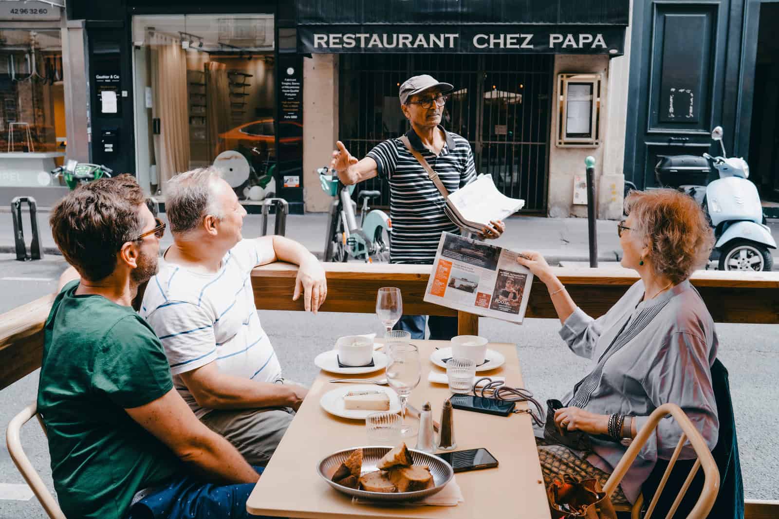 El &uacute;ltimo vendedor ambulante de peri&oacute;dicos de Par&iacute;s resiste tras medio siglo de oficio