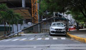 Colapso de poste en Naco genera da&ntilde;os y disputa entre Edesur y constructora