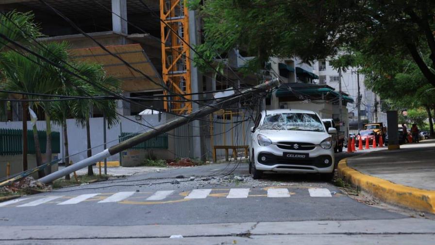 Colapso de poste en Naco genera daños y disputa entre Edesur y constructora