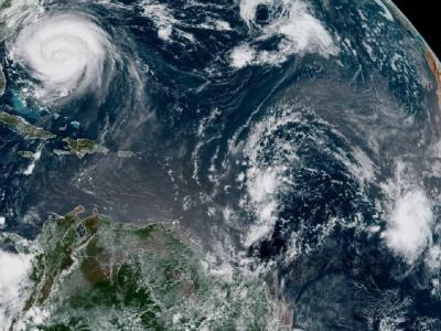 Carolina del Norte se alista para la llegada del huracán Erin