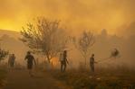 El viento complica la lucha contra los incendios en España