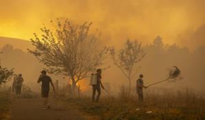 El viento complica la lucha contra los incendios en España