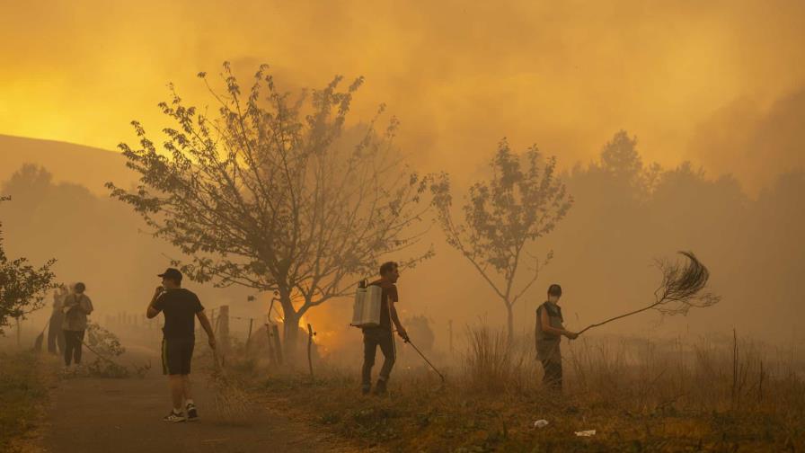 El viento complica la lucha contra los incendios en España El viento complica la lucha contra los incendios en España