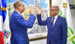 Onéximo González es juramentado como nuevo vicepresidente de la Omsa