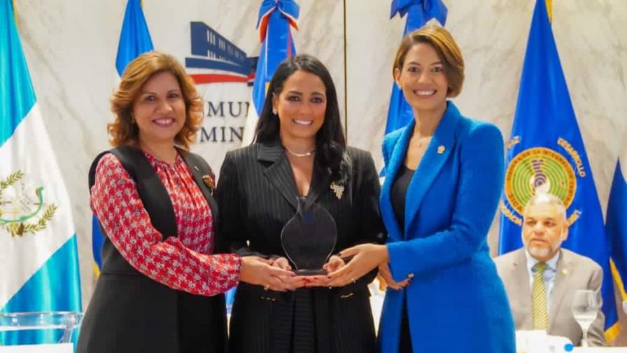 Celinés Toribio recibe reconocimiento del Parlacen por su liderazgo en defensa de los migrantes