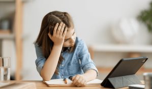 La otra cara de la pantalla: cómo la educación digital dispara la ansiedad estudiantil