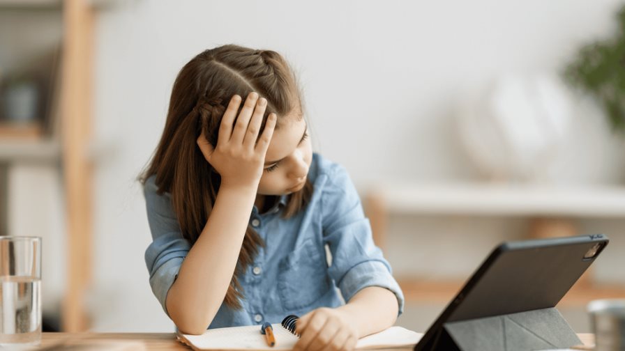 La otra cara de la pantalla: cómo la educación digital dispara la ansiedad estudiantil La otra cara de la pantalla: cómo la educación digital dispara la ansiedad estudiantil