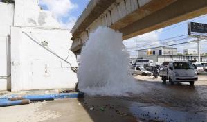 Rotura de tubería bajo vigas del Metro provoca inundación en el kilómetro 9 de la autopista Duarte