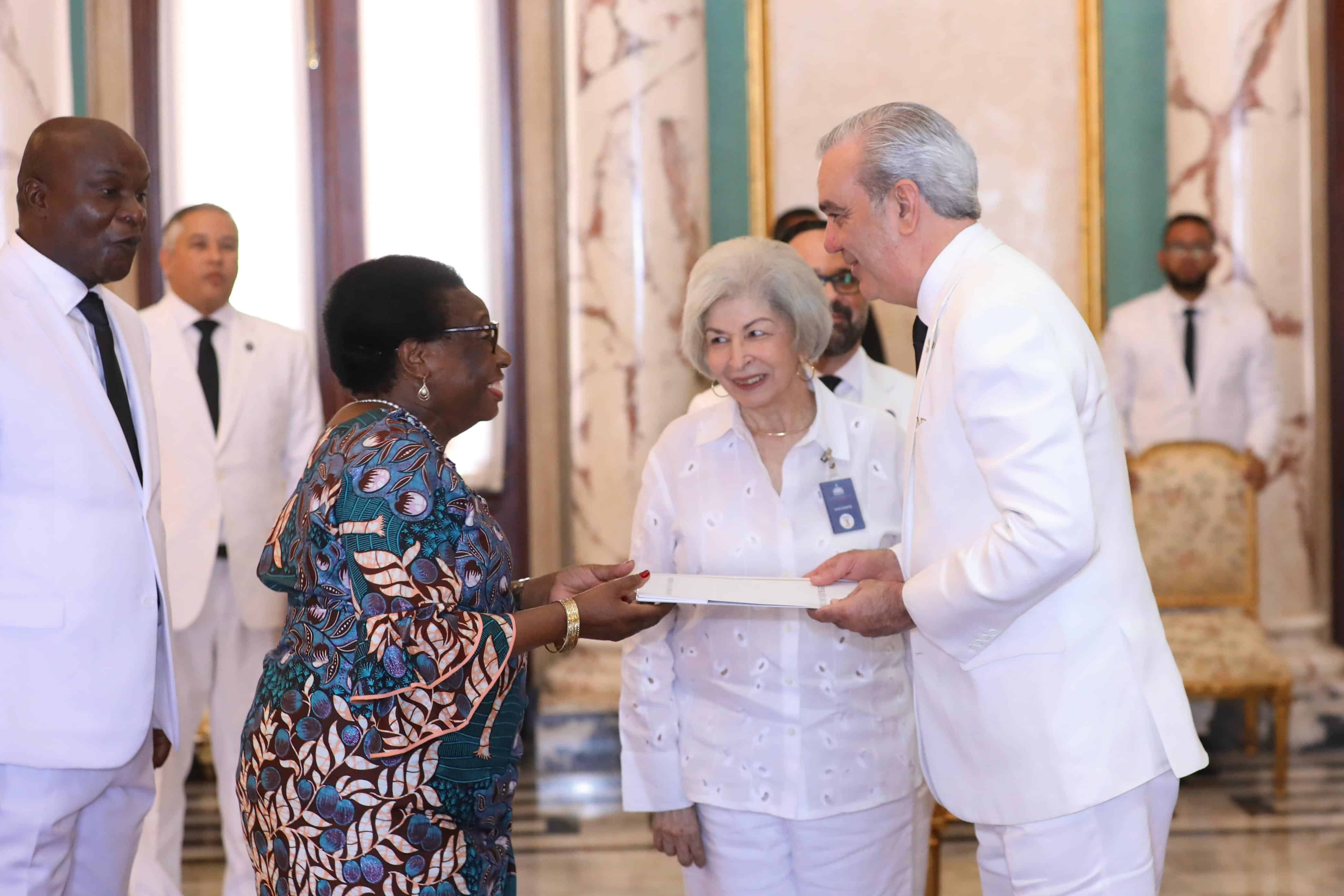 Embajadora Rosalie Kama Niamayoua, de la República del Congo, en su presentación de cartas credenciales al presidente Luis Abinader este 20 de agosto de 2025 en el Palacio Nacional.