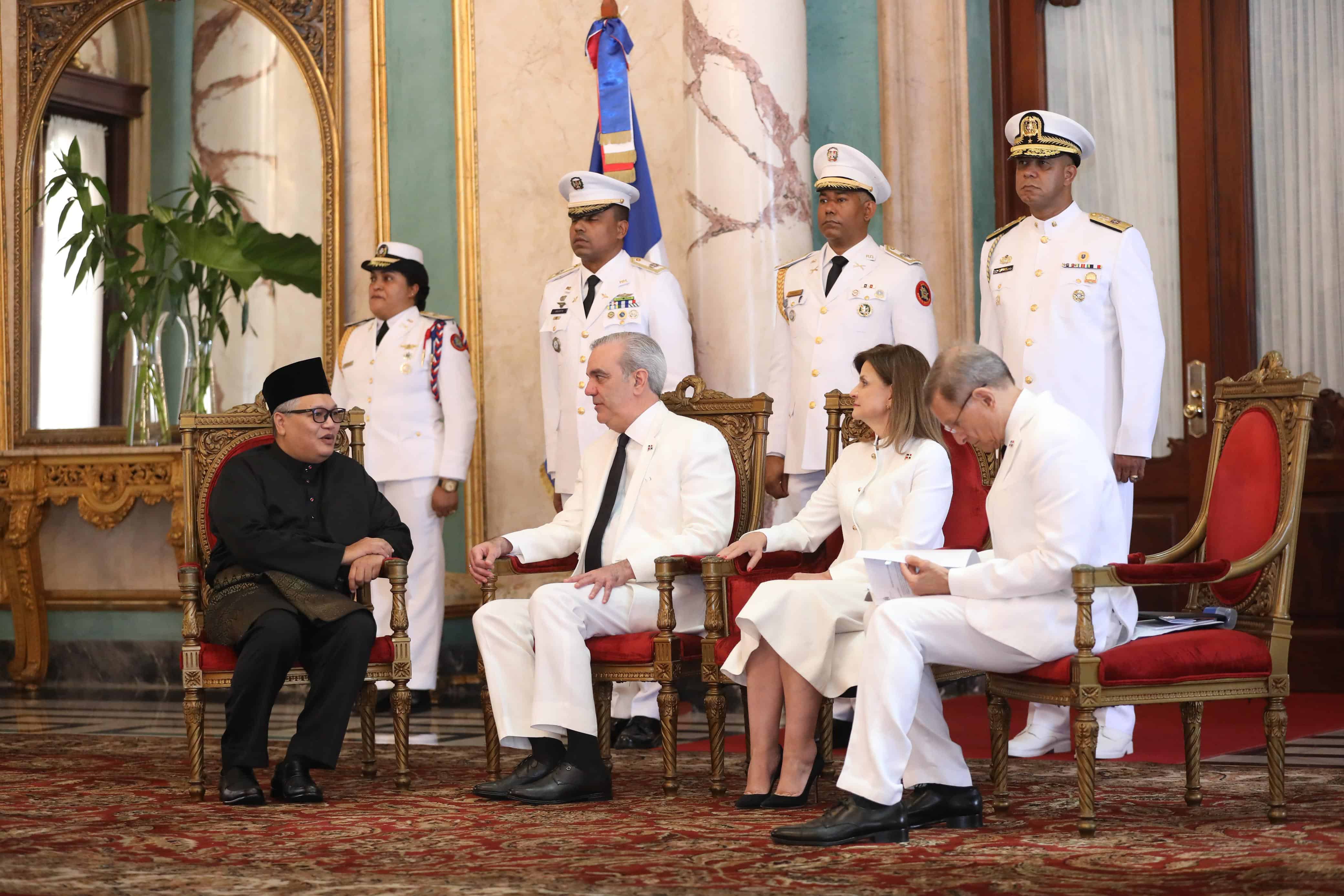 El embajador Muhammad Radzi Bin Jamaludin, de la Federación de Malasia junto al presidente Luis Abinader, la vicepresidenta Raquel Peña y el ministro de Relaciones Exteriores, Roberto Álvarez en su presentación de cartas credenciales este 20 de agosto de 2025 en el Palacio Nacional.