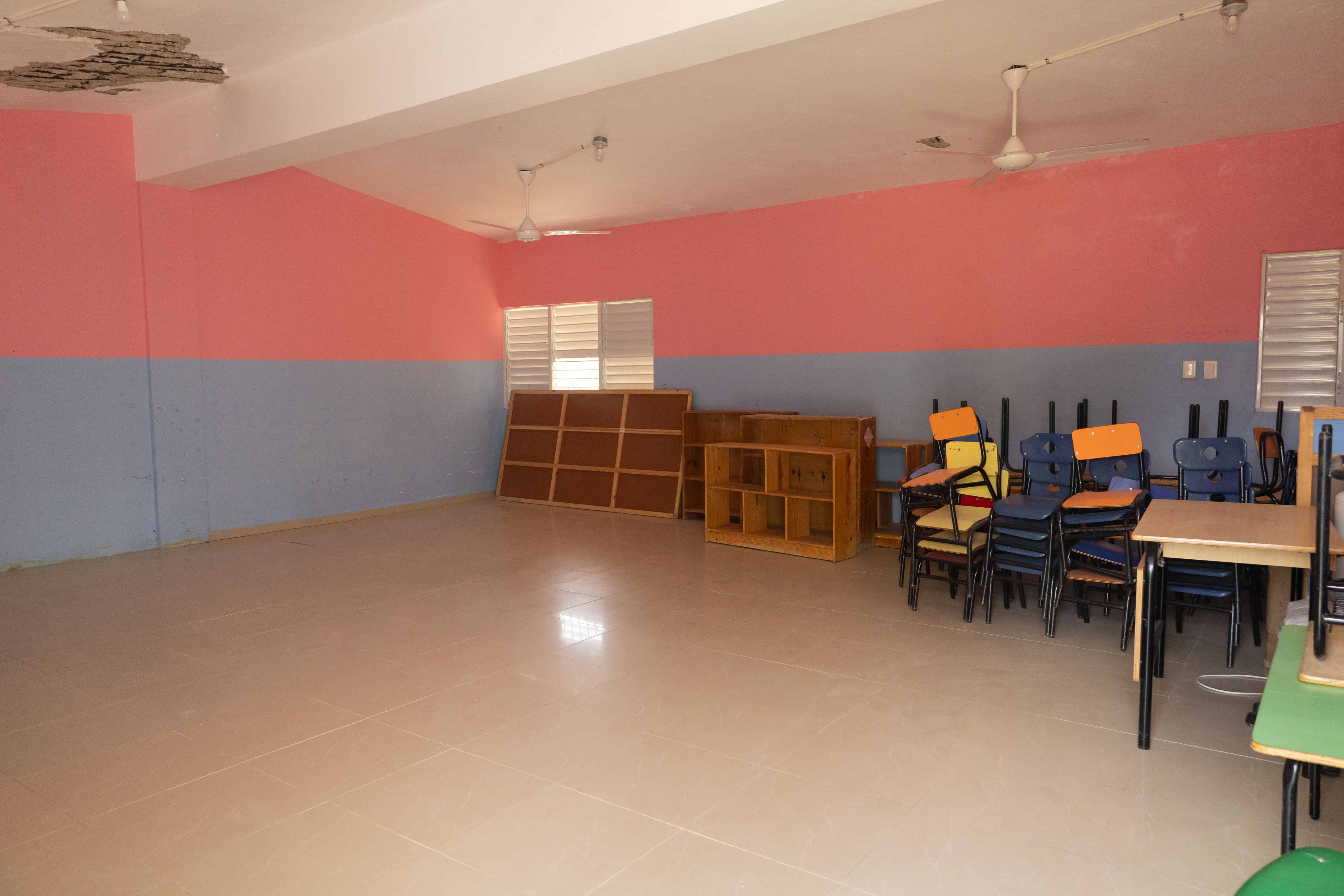 En una de las aulas pintadas se observa un pedazo del pañete del techo también desprendido.