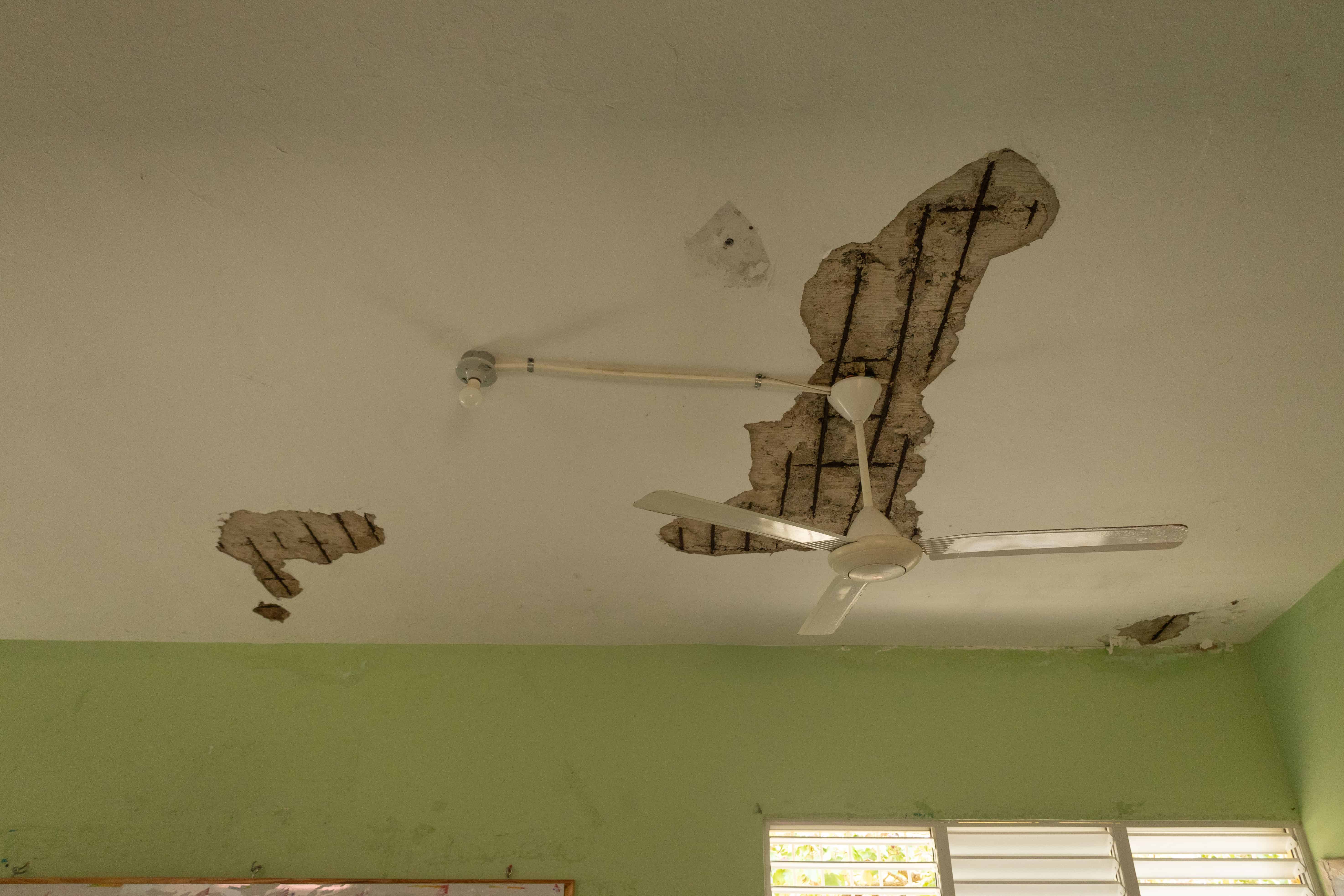 Las vigas en el techo son visibles en casi todas las aulas del centro.