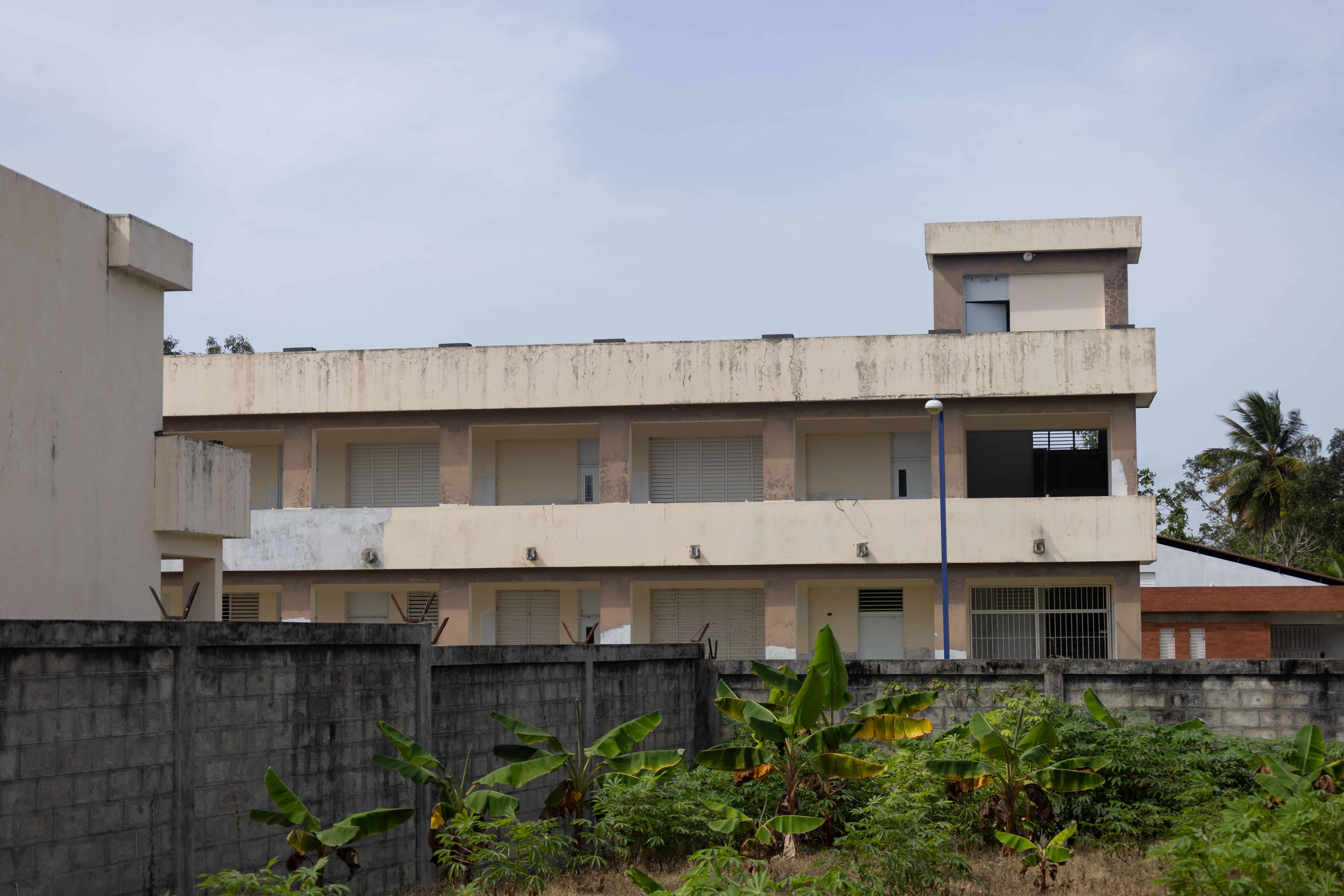 El nuevo liceo está paralizado.