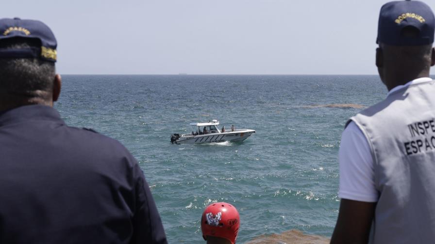 Fuerte oleaje dificulta rescate en la autopista 30 de Mayo tras caída de vehículo